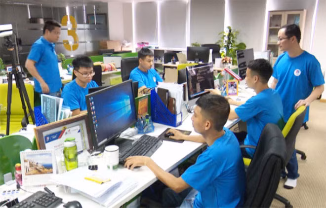 Các kỹ thuật viên của MobiFone làm việc xuyên đêm, chạy đua với thời gian để cung cấp thông tin sớm nhất kết quả thi THPT quốc gia tới thí sinh.