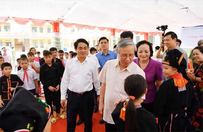 Đồng chí Trần Quốc Vượng, Ủy viên Bộ Chính trị, Thường trực Ban Bí thư cùng lãnh đạo địa phương và lãnh đạo Vietcombank thăm hỏi học sinh của trường.