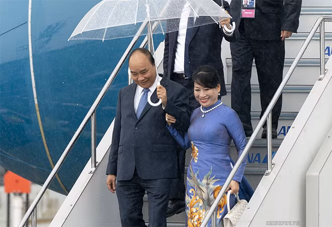 Thủ tướng và Phu nhân đến sân bay quốc tế Kansai, Osaka dự Hội nghị G20. Ảnh: VGP/Quang Hiếu