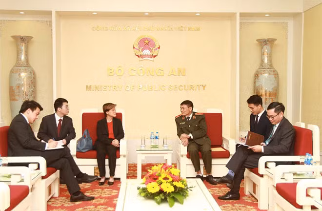 Thiếu tướng Trương Văn Thông và Đại sứ Catherine Wong Siow Ping tại buổi tiếp.