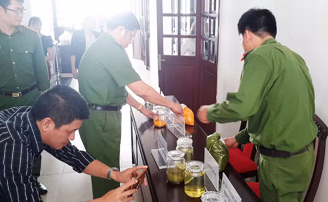 Cơ quan Công an thu giữ dung môi và hóa chất chế tạo xăng giả trong vụ án. Cơ quan Công an thu giữ dung môi và hóa chất chế tạo xăng giả trong vụ án.