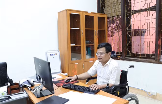Anh Vũ Thanh Hồng công nhân Xí nghiệp dịch vụ Điện lực Nghệ An thuộc Công ty Dịch vụ Điện lực miền Bắc tấm gương vượt lên số phận. Anh Vũ Thanh Hồng công nhân Xí nghiệp dịch vụ Điện lực Nghệ An thuộc Công ty Dịch vụ Điện lực miền Bắc tấm gương vượt lên số phận.