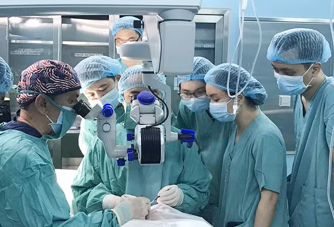 Các bác sĩ Bệnh viện Trung ương Huế cơ sở 2 ghép giác mạc cho bệnh nhân.