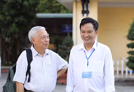 Tiến sĩ Trần Nam Dũng (bên phải) và giáo sư Hà Huy Khoái tại Ngày hội Toán học mở TP Hồ Chí Minh.