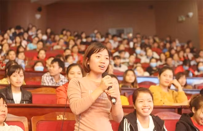 Bảo hiểm xã hội thường xuyên phối hợp với các đơn vị chức năng tổ chức đối thoại với công nhân để đảm bảo quyền lợi cho người lao động.
