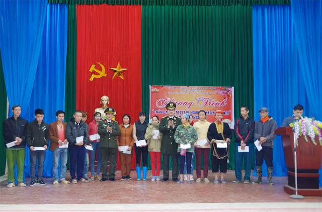 Thiếu tướng Nguyễn Như Tuấn – Giám đốc Công an tỉnh Thái Nguyên trao tặng quà Tết cho các gia đình có hoàn cảnh khó khăn ở xã Phương Giao, huyện Võ Nhai, Thái Nguyên.