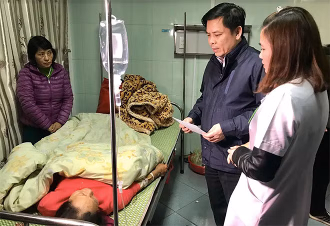 Bộ trưởng Bộ GTVT Nguyễn Văn Thể thăm hỏi nạn nhân bị thương. Bộ trưởng Bộ GTVT Nguyễn Văn Thể thăm hỏi nạn nhân bị thương.