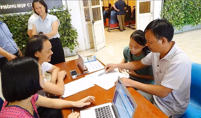 Nhiều phụ hụ huynh đồng hành cùng con trong đợt điều chỉnh nguyện vọng xét tuyển ĐH-CĐ năm 2019.