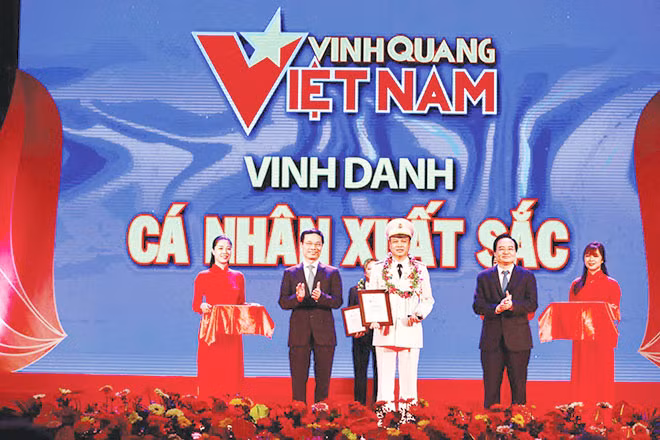 Trung tá Phạm Đức Dũng được tôn vinh tại Chương trình "Vinh quang Việt Nam".