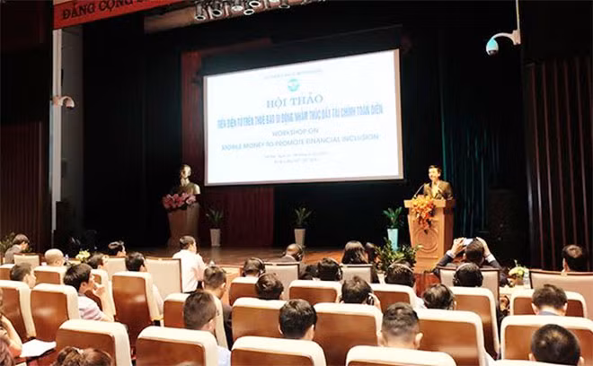 Bộ trưởng Bộ TT&TT Nguyễn Mạnh Hùng và các đại biểu tham dự Hội thảo.