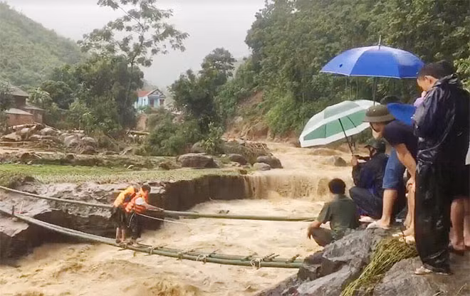 Nước lũ ở hệ thống sông, suối trên địa bàn huyện đang dâng cao.