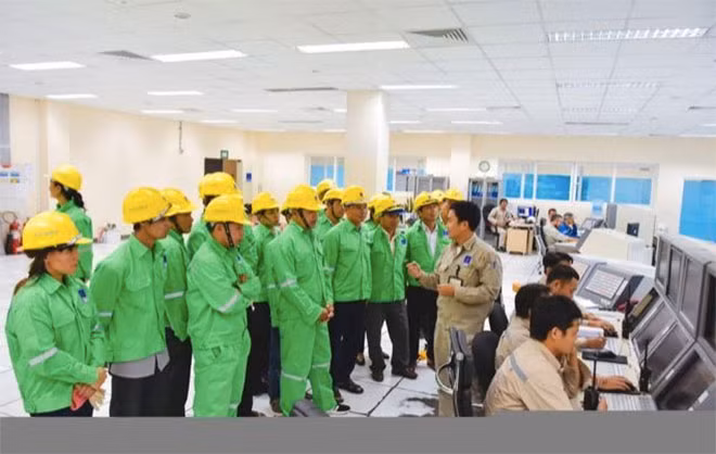 Bác Lê Khắc Tám cùng các nông dân Daklak đến thăm quan Nhà máy phân bón Phú Mỹ. Bác Lê Khắc Tám cùng các nông dân Daklak đến thăm quan Nhà máy phân bón Phú Mỹ.