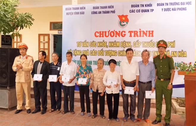 ĐTN Công an TP tặng quà cho gia đình chính sách.