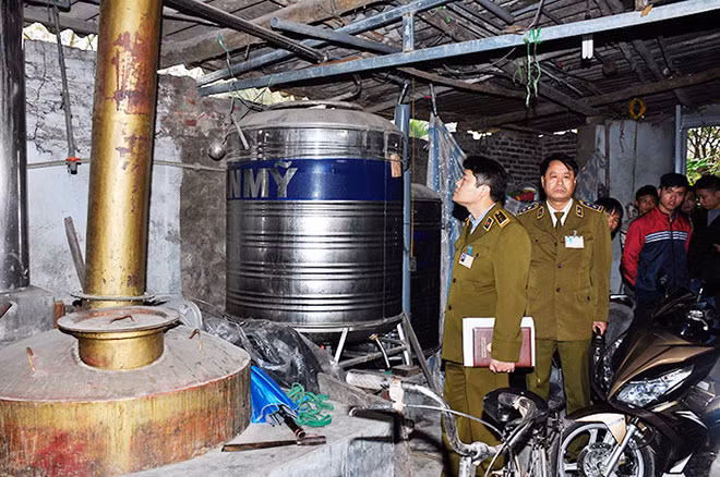 Cán bộ quản lý thị trường kiểm tra một cơ sở sản xuất rượu.