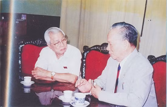 Nguyên Chủ tịch nước Lê Đức Anh và nguyên Thủ tướng Võ Văn Kiệt, thời điểm chụp là sau Đại hội Đảng VII.