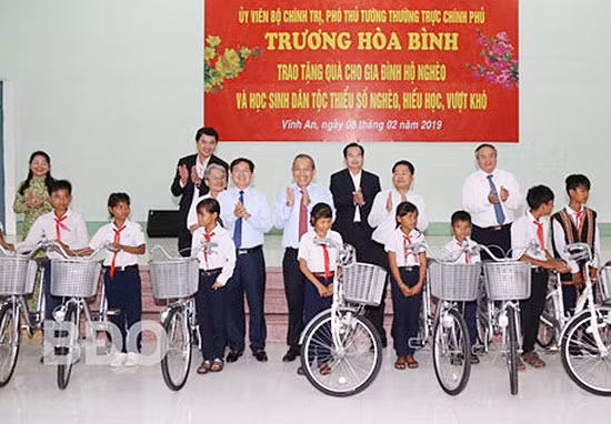 Phó Thủ tướng Thường trực Chính phủ Trương Hòa Bình tặng xe đạp cho học sinh nghèo vượt khó tại xã Vĩnh An.