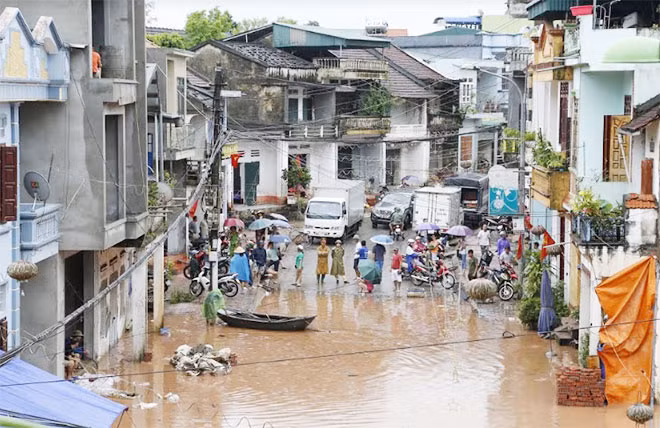 Nhiều tuyến đường ở thị trấn Tiên Yên (huyện Tiên Yên) bị ngập lụt.