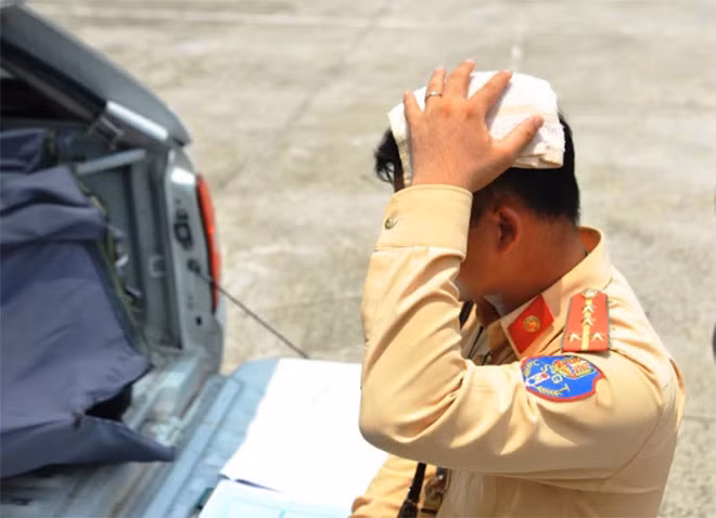Dùng khăn ướt để giảm cái nóng như "đổ lửa" ngoài trời
