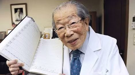 Bác sĩ huyền thoại người Nhật Shigeaki Hinohara làm việc tới khi qua đời năm 106 tuổi. Câu nói truyền cảm hứng của ông là: "Hãy để niềm vui sinh ra từ sự cho đi".