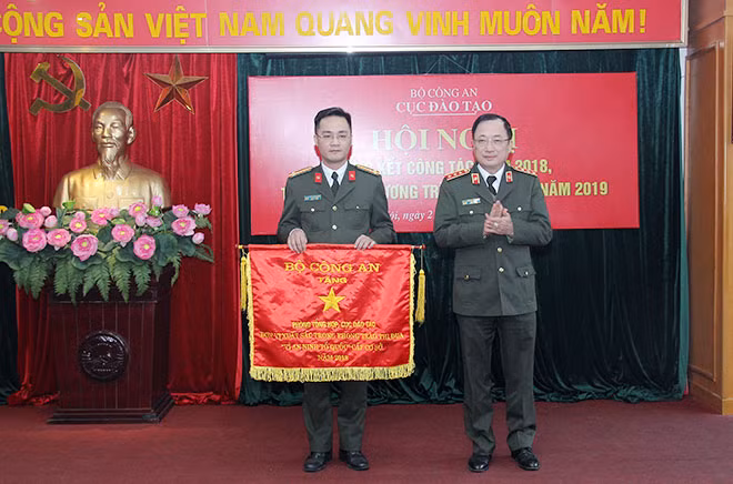 Thứ trưởng Nguyễn Văn Thành trao Cờ thi đua xuất sắc của Bộ Công an tặng đơn vị cấp Phòng thuộc Cục Đào tạo.