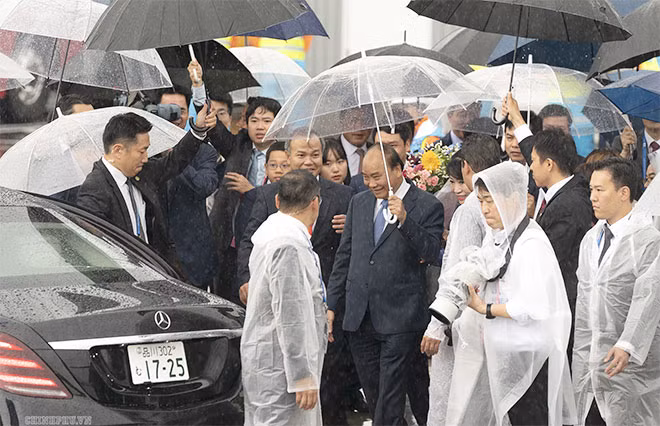 Đại diện phía Nhật Bản đón Thủ tướng Nguyễn Xuân Phúc, Phu nhân Thủ tướng và đoàn Việt Nam tại sân bay Kansai. Ảnh: VGP/Quang Hiếu
