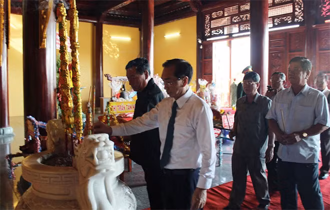 Ông Đặng Công Huẩn, Phó Tổng Thanh tra Chính Phủ dâng hương các Vua Hùng vào sáng 14-4.