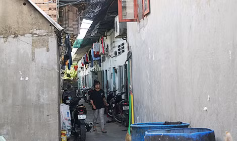 Khu nhà trọ công nhân tối tăm, chật hẹp và nhiều bụi bẩn.