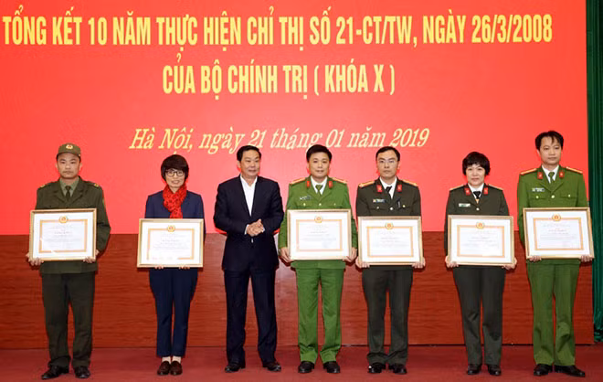 Phó Chủ tịch UBND TP Hà Nội Lê Hồng Sơn trao Bằng khen cho các cá nhân.