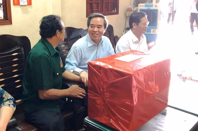 Thăm thương binh hạng 1-4 Nguyễn Toàn Thắng, thôn Quyết Thắng B, Quảng Ngãi. Thăm thương binh hạng 1-4 Nguyễn Toàn Thắng, thôn Quyết Thắng B, Quảng Ngãi.