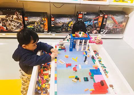 Học sinh chơi lego miễn phí ở trung tâm thương mại.