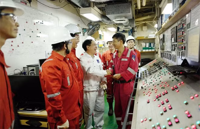 PTGĐ Nguyễn Quốc Thập mừng tuổi cho công nhân tại mỏ Chim Sáo.