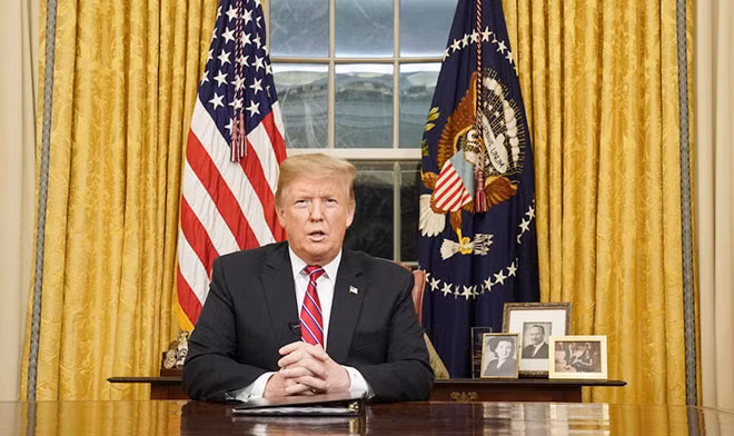 Tổng thống Mỹ Donald Trump phát biểu trên sóng truyền hình trực tiếp về vấn đề xây tường dọc biên giới Mỹ-Mexico. Ảnh: CBS