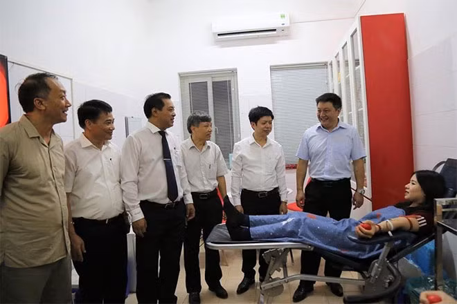 Lãnh đạo Cục Quản lý khám, chữa bệnh (Bộ Y tế) và Viện Huyết học -Truyền máu Trung ương động viên người hiến máu.