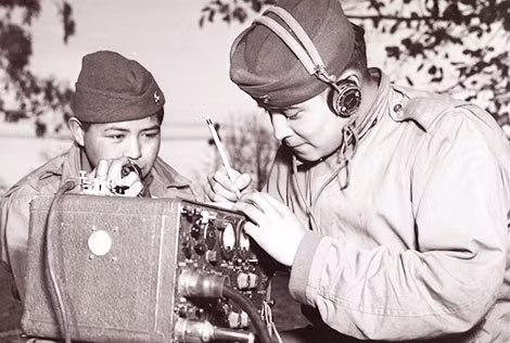 Nhân viên mật mã Navajo trong công việc.
