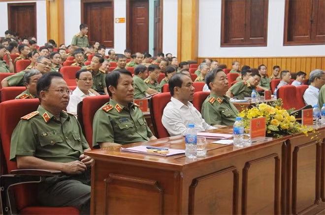 Các đại biểu tại hội nghị. Các đại biểu tại hội nghị.