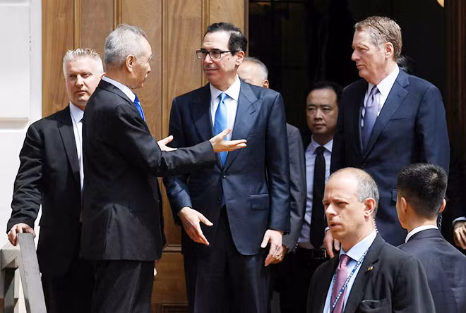 Phó Thủ tướng Trung Quốc Lưu Hạc cùng Bộ trưởng Tài chính Mỹ Steven Mnuchin và Đại diện Thương mại Mỹ Robert Lighthizer tại Washington hôm 10-5. Ảnh: Reuters. Phó Thủ tướng Trung Quốc Lưu Hạc cùng Bộ trưởng Tài chính Mỹ Steven Mnuchin và Đại diện Thương mại Mỹ Robert Lighthizer tại Washington hôm 10-5. Ảnh: Reuters.