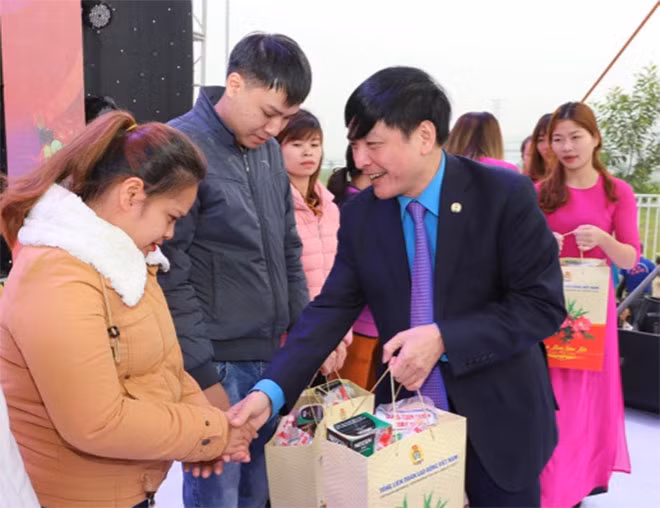 Ông Bùi Văn Cường trao quà Tết cho CNLĐ có hoàn cảnh khó khăn.
