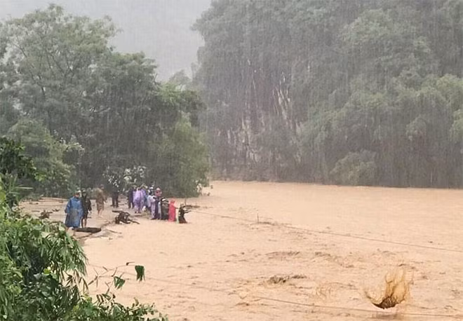 Sơ tán, di dời các hộ dân ra khỏi khu vực nguy hiểm.
