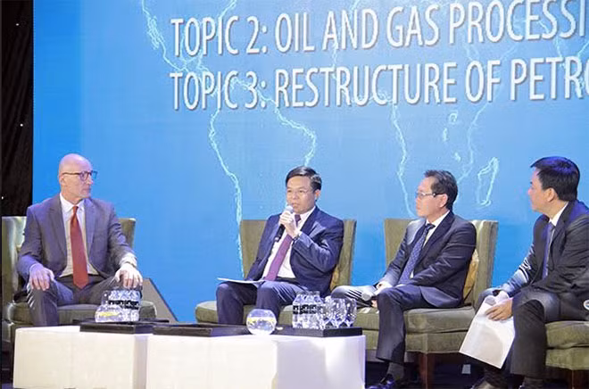 PTGĐ PVN Lê Mạnh Hùng trao đổi tại buổi tọa đàm. PTGĐ PVN Lê Mạnh Hùng trao đổi tại buổi tọa đàm.