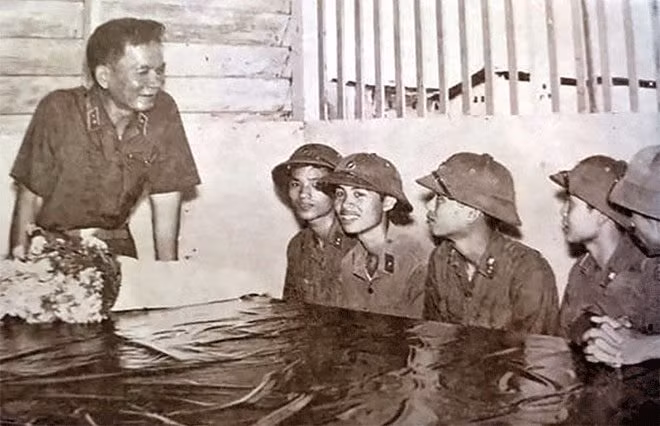 Đồng chí Lê Đức Anh - Tư lệnh Quân khu 9 thăm, động viên các chiến sĩ của Tiểu đoàn Tăng - Thiết giáp của Quân khu 9 tháng 5-1976. Ảnh TL.