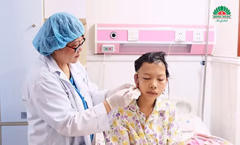 Bác sĩ Nguyễn Nguyệt Nhã chăm sóc bệnh nhân phẫu thuật vành tai.