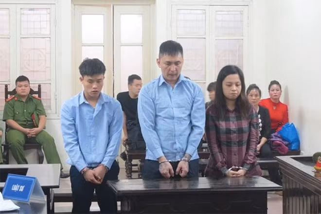 Bị cáo Hùng (giữa) và đồng phạm tại phiên xử.