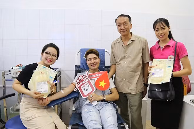 TS Bạch Quốc Khánh, Viện trưởng Viện Huyết học - Truyền máu Trung ương động viên người hiến máu.