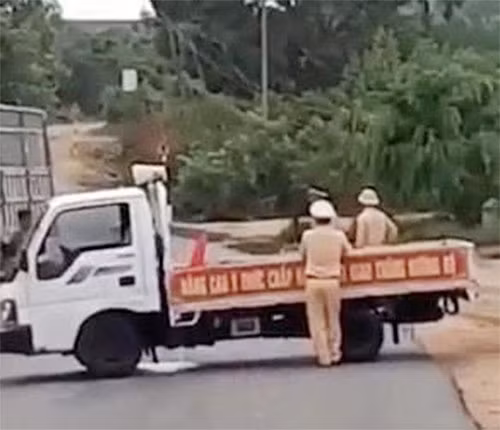Lực lượng CSGT chặn bắt xe vi phạm (ảnh cắt từ clip). Lực lượng CSGT chặn bắt xe vi phạm (ảnh cắt từ clip).