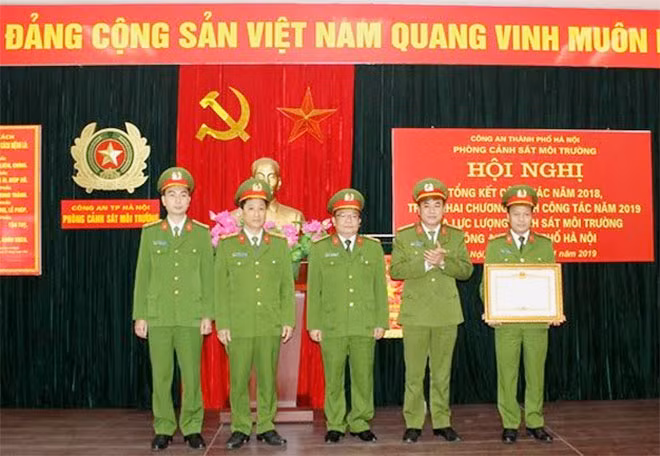 Đại tá Nguyễn Thanh Tùng trao tặng Bằng khen của Thủ tướng Chính phủ cho Phòng Cảnh sát PCTP về môi trường.