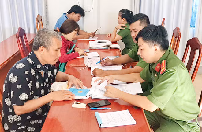Tổ công tác của Đội Cảnh sát QLHC-TTXH Công an TP Nha Trang đến đảo Bích Đầm, phường Vĩnh Nguyên giúp dân làm hộ khẩu.