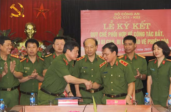 Lãnh đạo hai đơn vị thực hiện Lễ ký Quy chế phối hợp. Lãnh đạo hai đơn vị thực hiện Lễ ký Quy chế phối hợp.