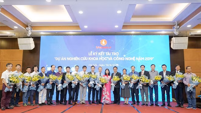 Lãnh đạo Tập đoàn Vingroup tặng hoa và chụp ảnh lưu niệm cùng đại diện các Tổ chức chủ trì dự án.