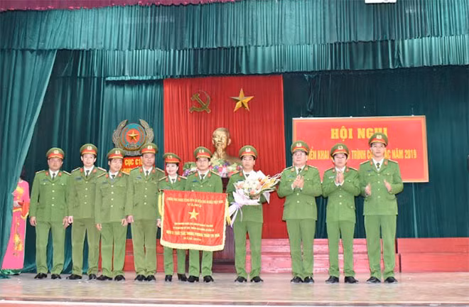Tập thể lãnh đạo Trại giam Ninh Khánh nhận cờ thi đua xuất sắc của Chính phủ.
