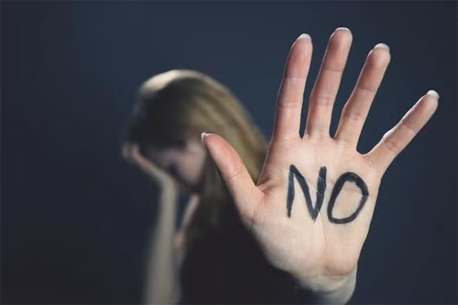 Hình ảnh nhói lòng cô bé 5 tuổi bị liệt nửa thân dưới sau khi bị người họ hàng tấn công tình dục.